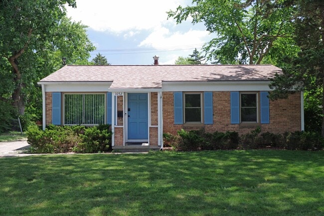 Primary Photo - 1052 N Maple Rd