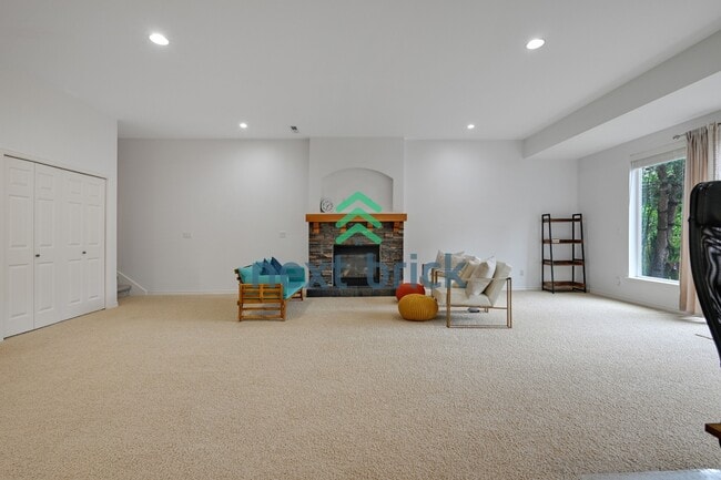 Building Photo - "Spacious 4-Bedroom Retreat with 4.5 Baths in Scenic Snohomish - Your 4400 Sq Ft Haven Awaits!"