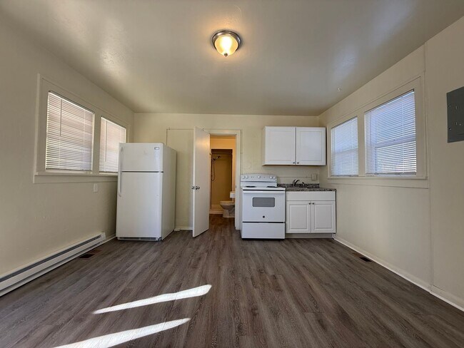 Building Photo - 626 E Hills Rd