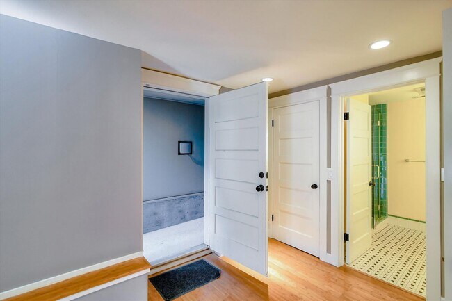 Building Photo - Fantastic, updated Noe Valley single famil...