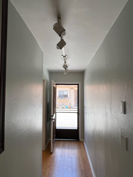 Building Photo - 4365 McLaughlin Ave