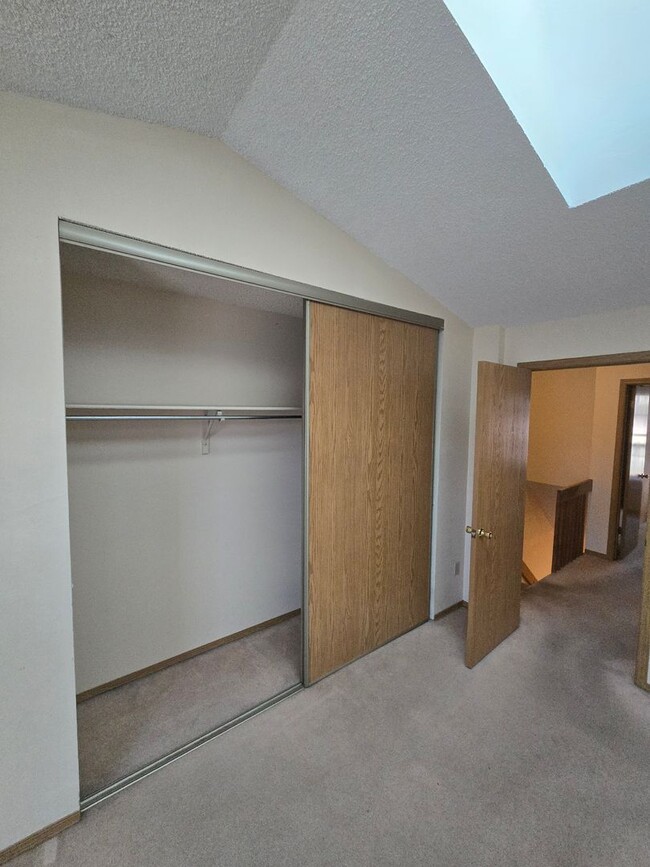 Building Photo - 2 Bedroom Townhouse with Unfinished Baseme...