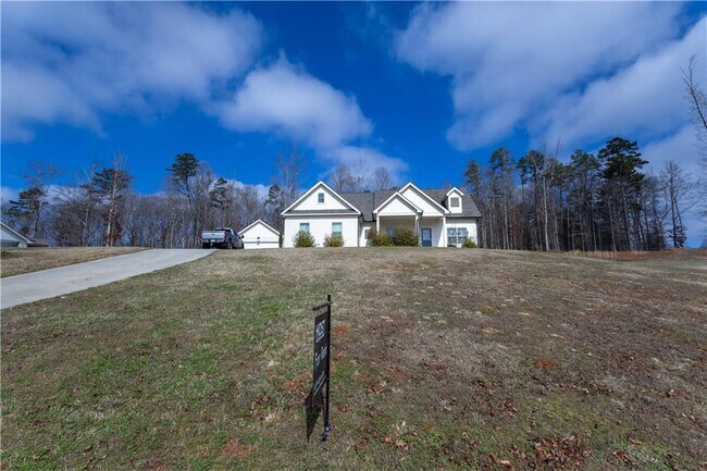 Building Photo - 214 Oakwood Dr