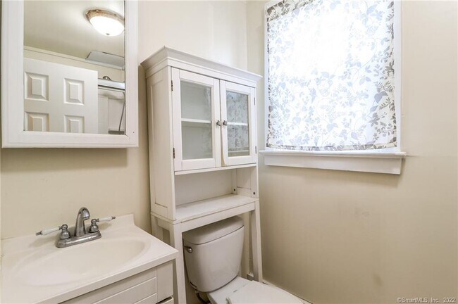 Building Photo - 24 Elm St