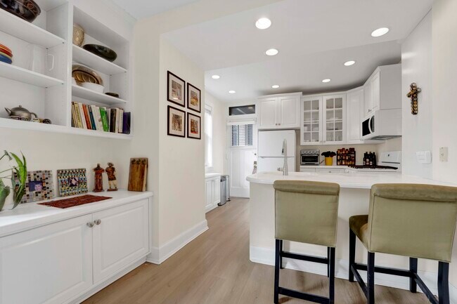 Building Photo - 554 Sheridan Square