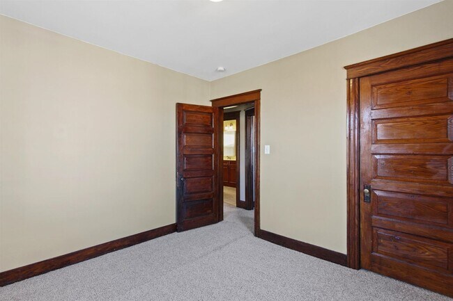 Building Photo - Spacious Single Family Home In York City!