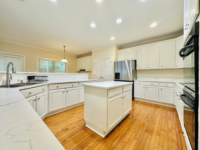 Building Photo - 5 BD, 4 BA Beautiful Wakefield Home