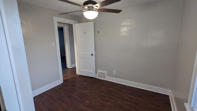 Building Photo - Charming 3-bedroom, 1.5-bathroom home located in the heart of Akron