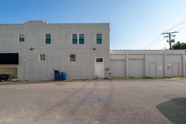 Building Photo - 4963-4965 Hummelsheim Avenue