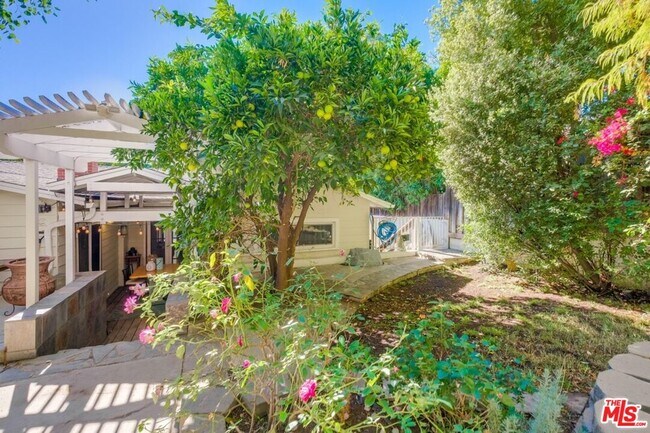 Building Photo - 21447 Providencia St