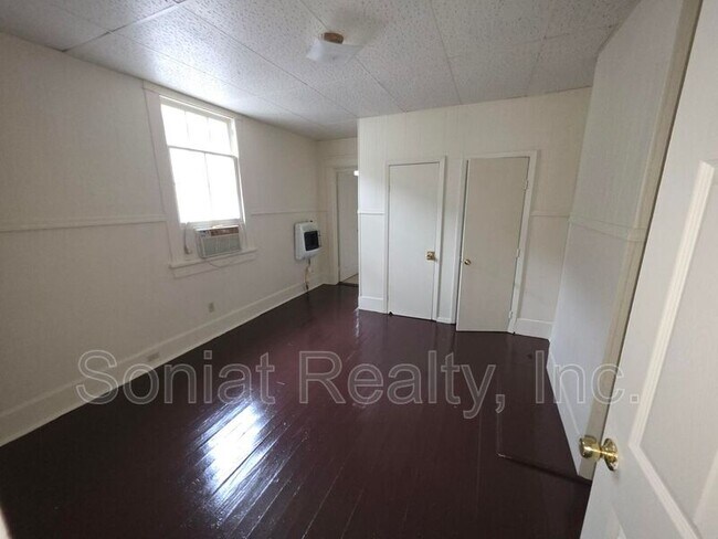Building Photo - 517 S Genois St