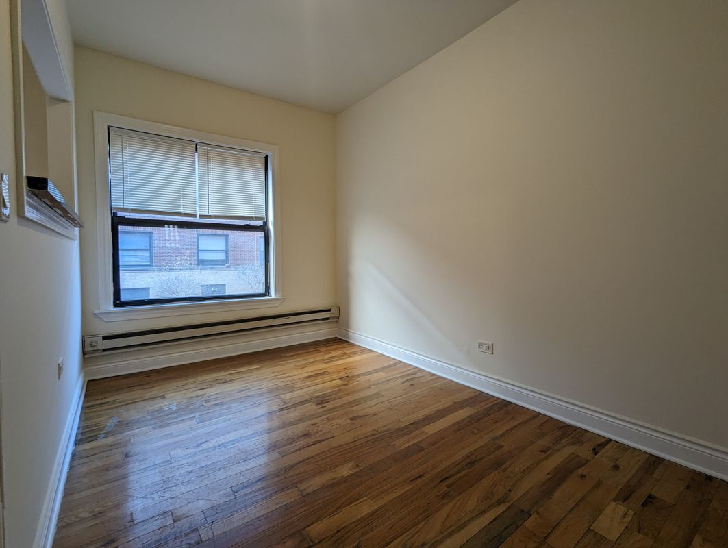 Building Photo - 813 W Waveland Ave