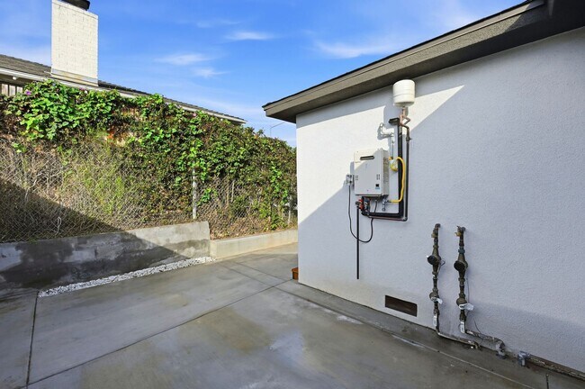 Building Photo - 2735 Broadway-1