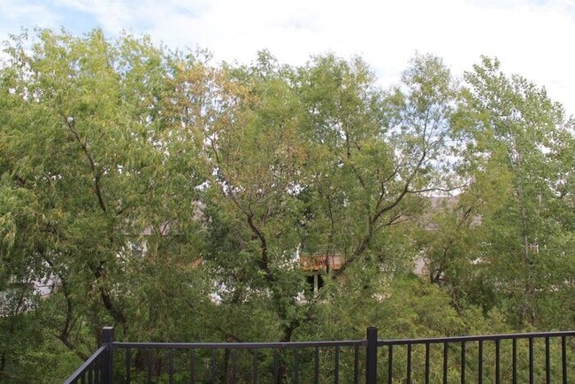 Building Photo - Beautiful Town Home!