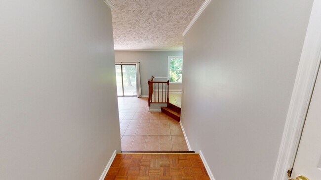 Building Photo - Charming 3 bedroom / 2 bathroom home with large fenced backyard near shopping & Fort Bragg!