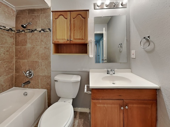 Building Photo - 1810 Hemlock Dr