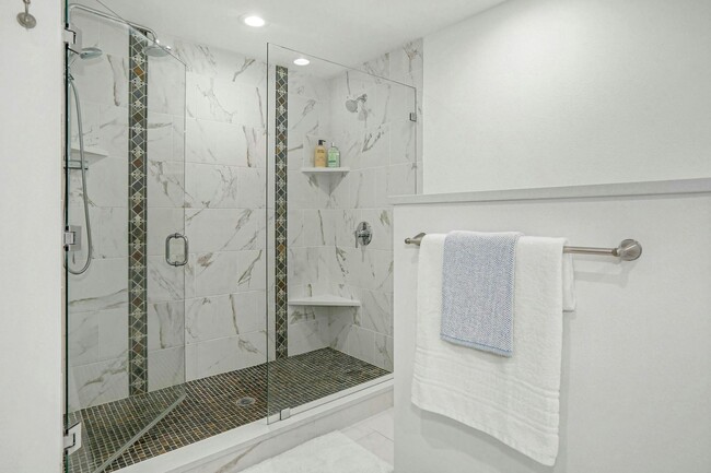Building Photo - 5bd/2.5ba Bellevue Home