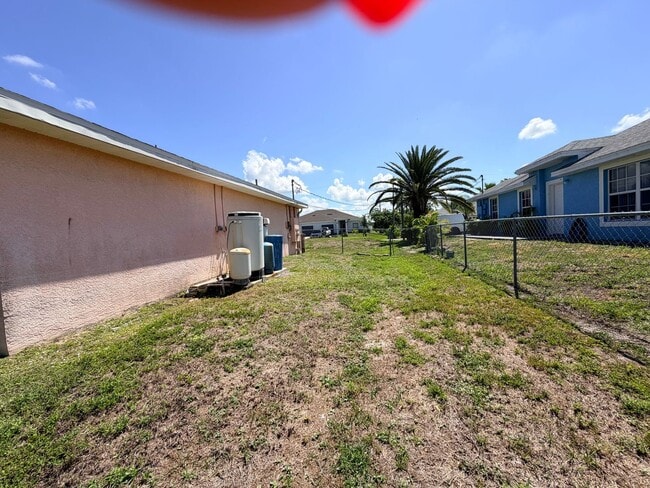 Building Photo - 3 Bedroom 2 Bath Duplex