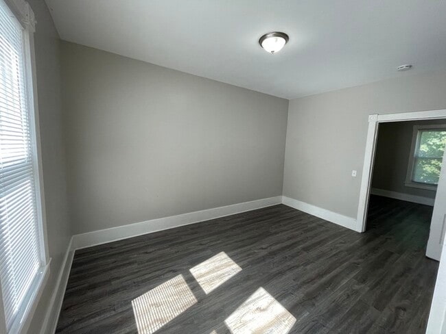 Building Photo - Downtown Sparta Two Bedroom Upper Unit