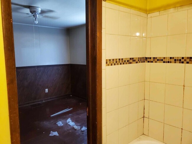 Building Photo - 1238 E Riverside Ave