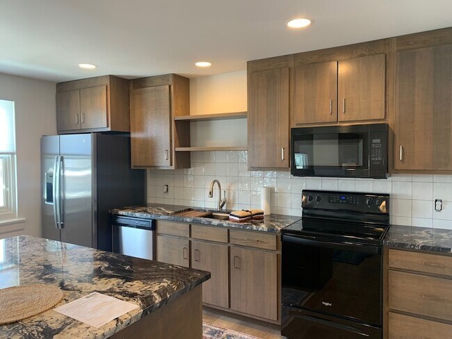 Building Photo - 326 W Main St