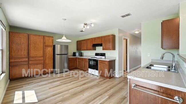 Building Photo - 209 Hinge Loop