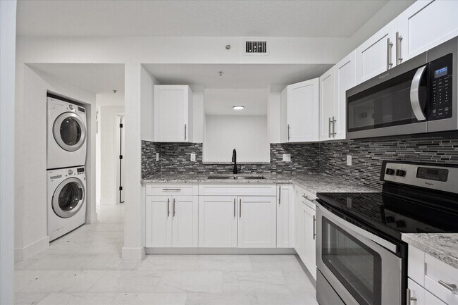 Building Photo - 1165 Golden Lakes Blvd