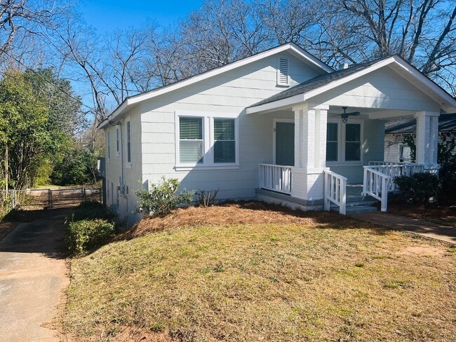 Building Photo - Adorable cottage style home with large fenced in backyard near Downtown Lagrange! Must see!