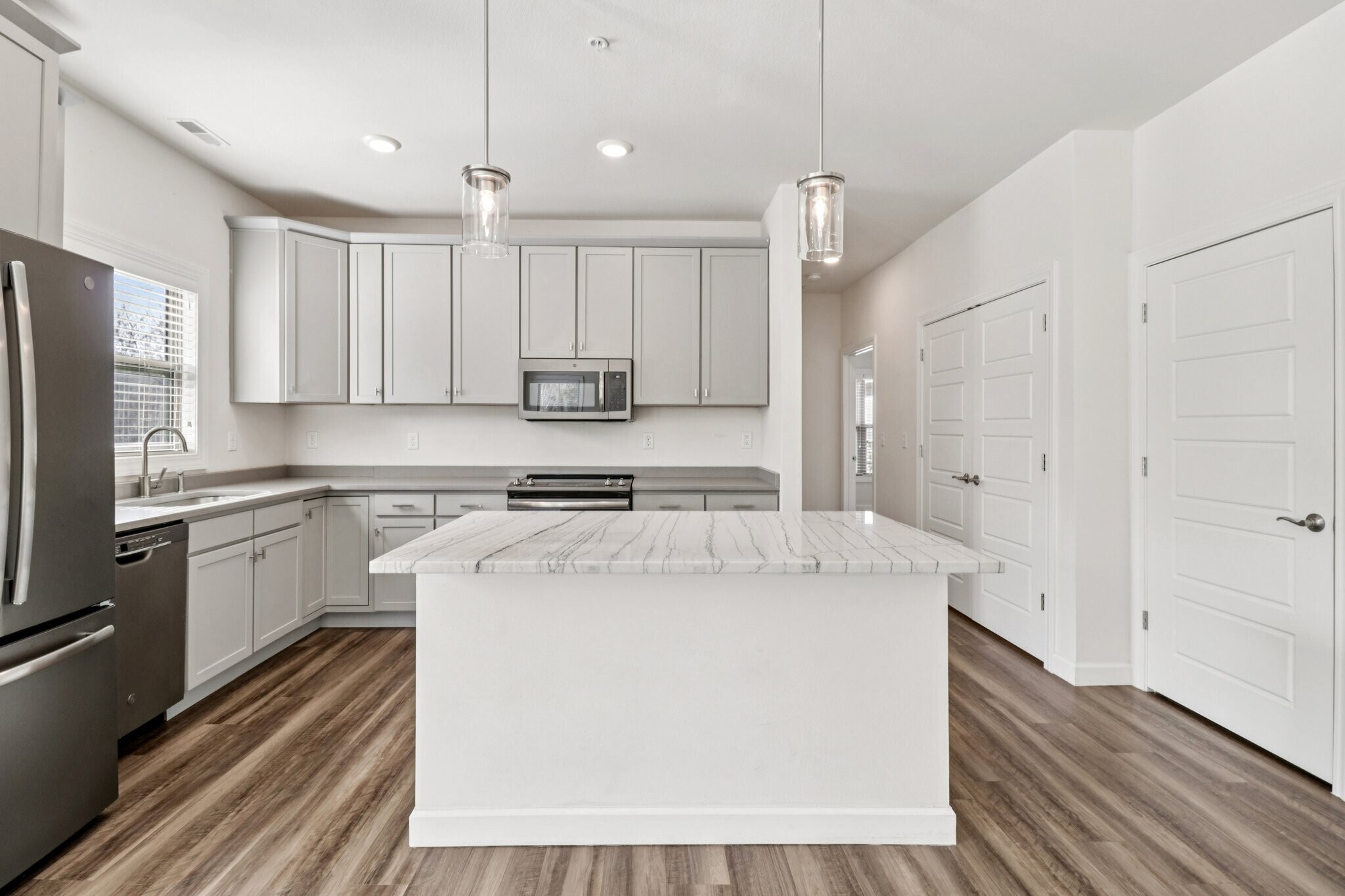 Building Photo - 9776 Montclaire Dr