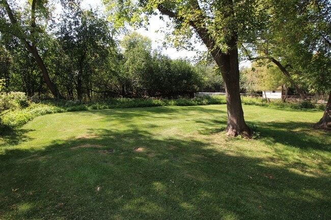 Building Photo - Entertainers dream in the heart of Eden Prairie! 3000+sf, updated, beautiful yard!!