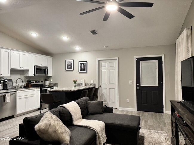 Building Photo - 6126 Loquat Ave