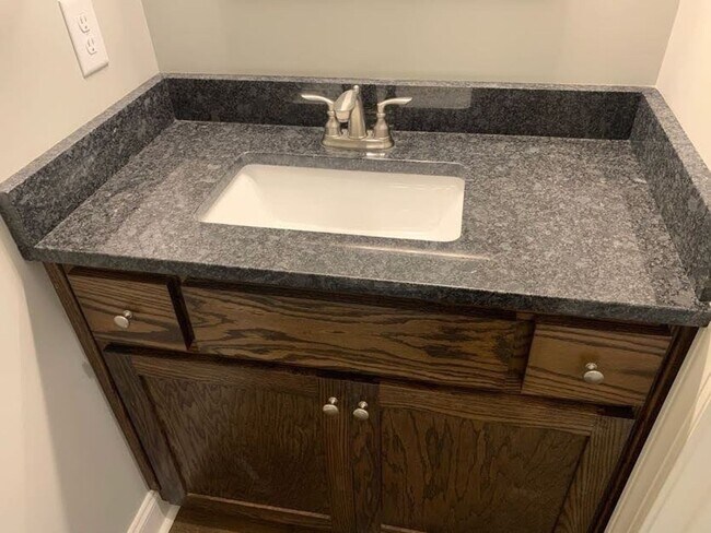 Building Photo - Convenient 3BR/2BA Townhome with Garage & Lawn Care Included