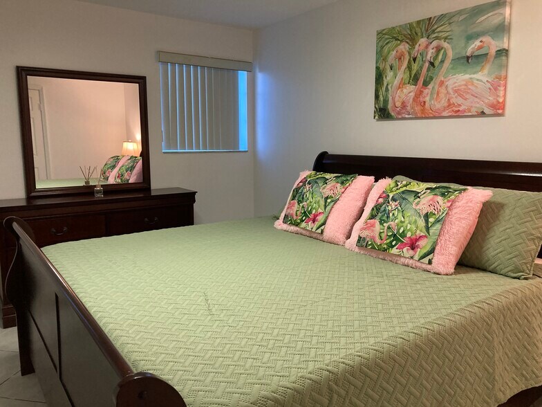 Large bedroom with nice closet - 196 Lorelane Pl