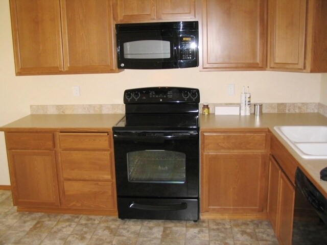 Ceramic top range - 5905 W Whatcom Ave