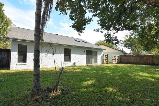 Building Photo - 1030 Alpug Ave