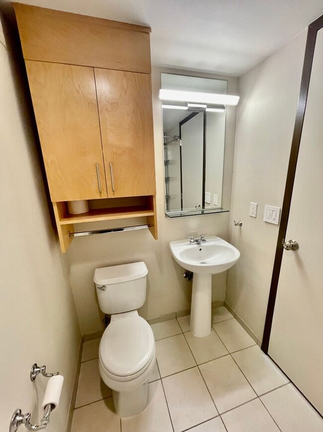 Building Photo - Modern 2-Bed, 2-Bath Downtown Condo with P...