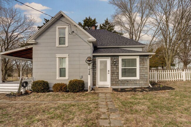Building Photo - Charming Country Home — 4 Bed | 1 Bath | 1,500 Sq Ft