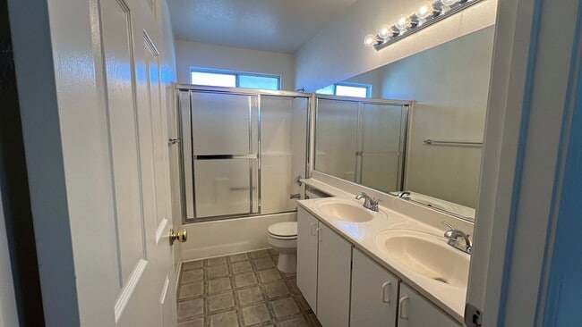 Building Photo - Townhouse in gated community near A.V. Col...