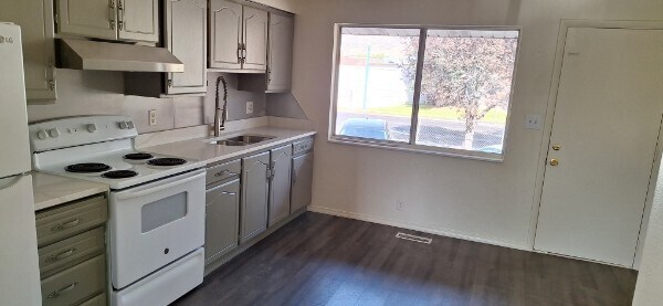 Primary Photo - 1110 S Graff Cir