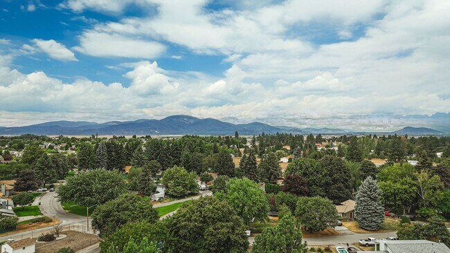 Building Photo - Spacious 3-Bed Home in Hayden Lake with La...