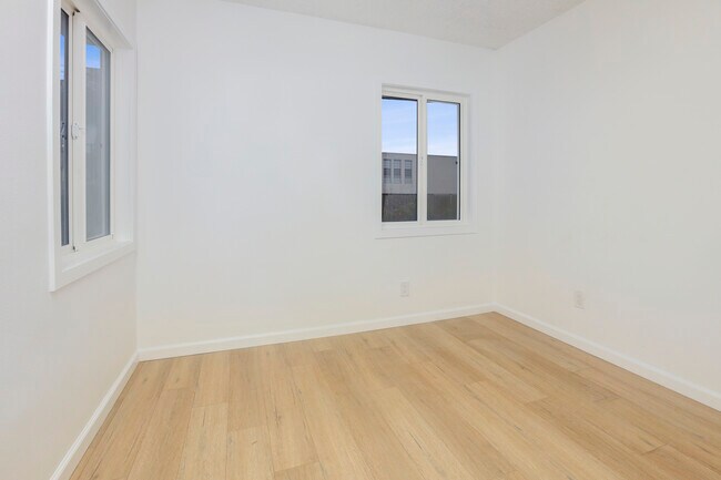 Building Photo - 1018 S Bruce Ln