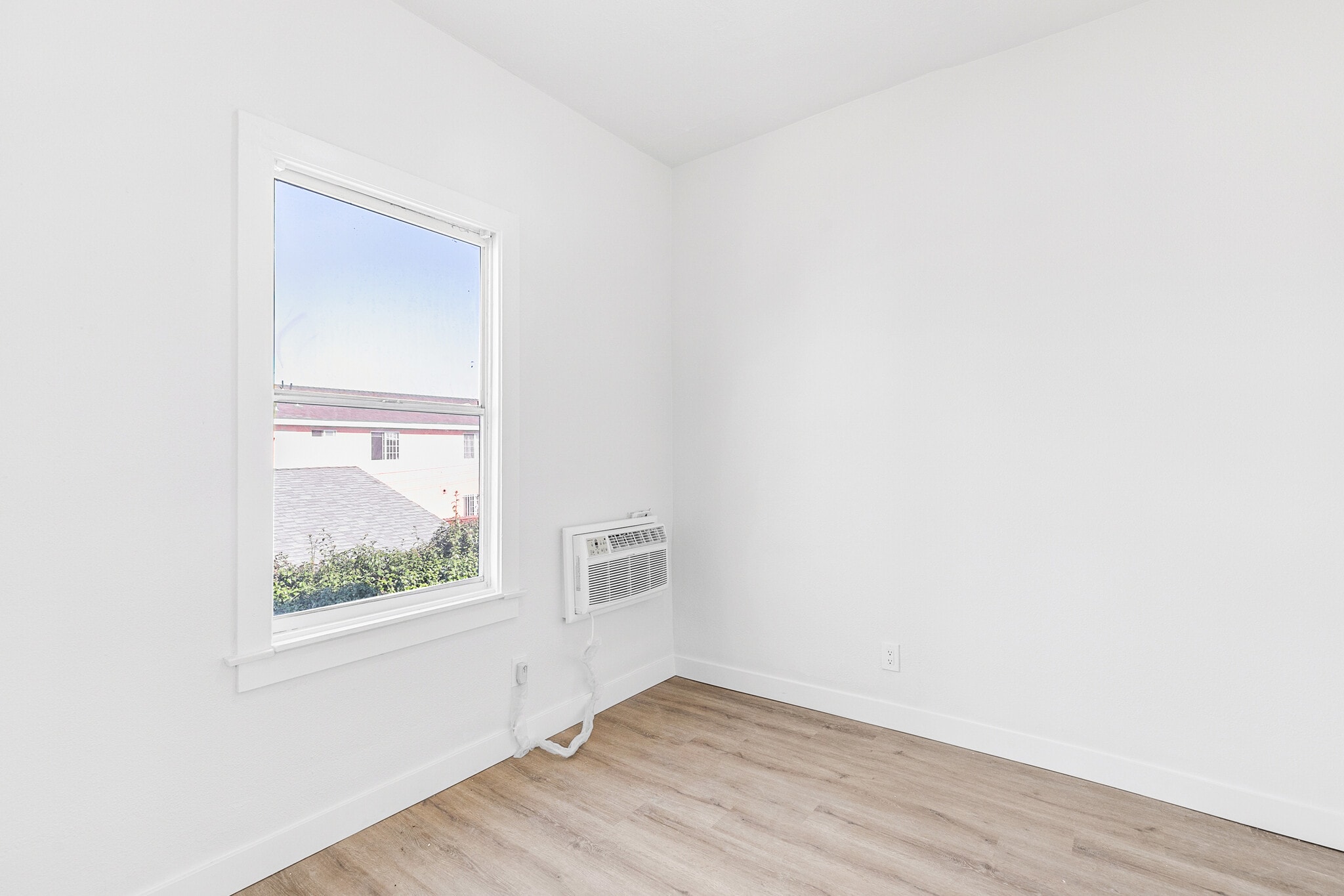 Building Photo - 1618 E Vernon Ave