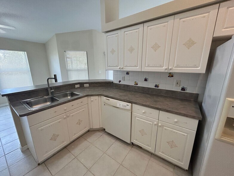 Building Photo - Freshly painted interior 2/2  spacious home on fresh water canal