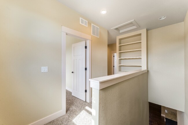 Building Photo - 2115 Blackbird Dr