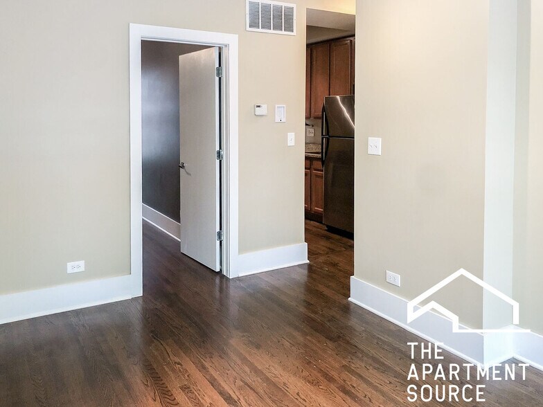 Building Photo - 1849 W Cornelia Ave