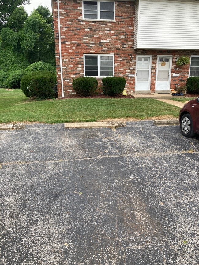 Building Photo - 27 Holly Dr