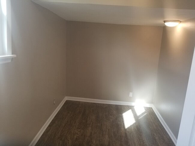 Building Photo - 3 bedroom, 1 Bath $800 No Pets Call (304) ...