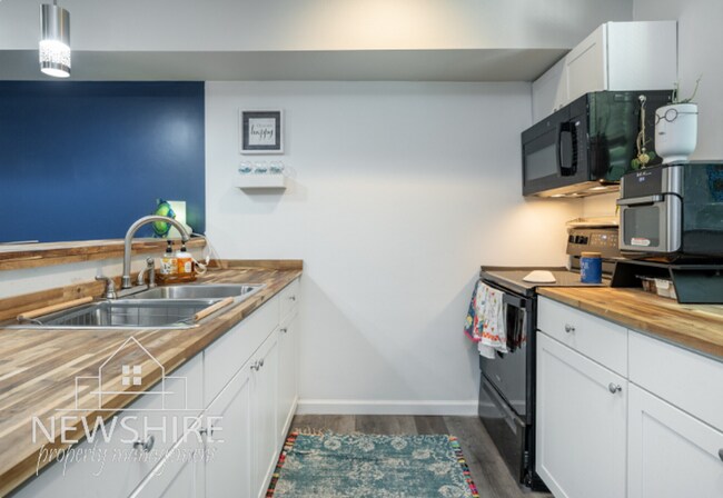 Building Photo - Townhome! Hampton Avenue Apartments — Comfortable Greenville Living Close to Everything