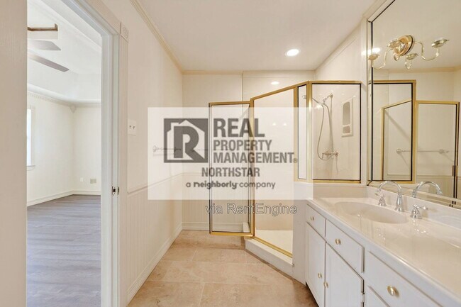 Building Photo - 902 Arrowhead Dr