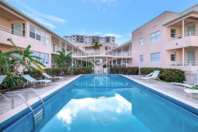 Building Photo - 6881 Bay Dr